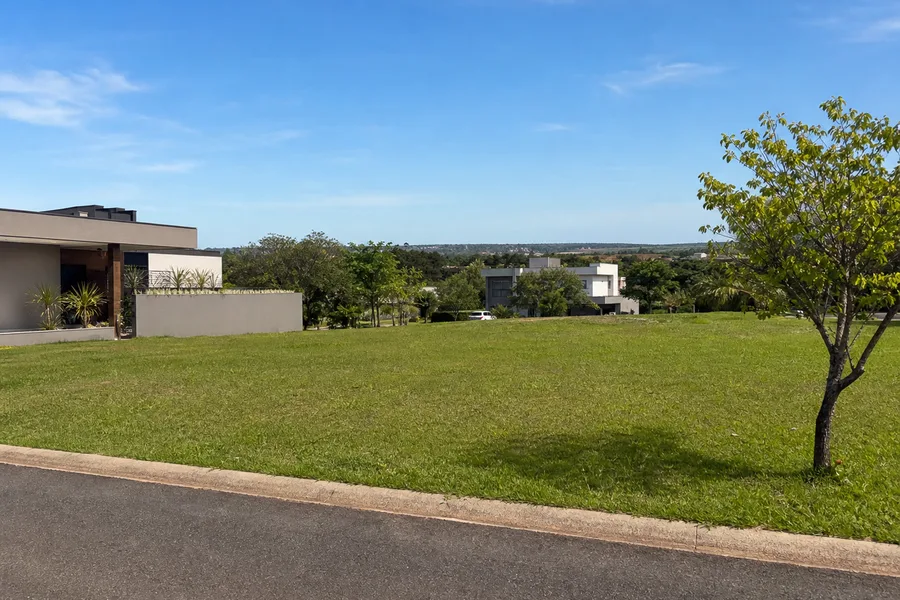 Lote residencial em condomínio com área verde